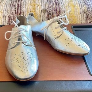 NWOB éram Silver Leather Oxfords